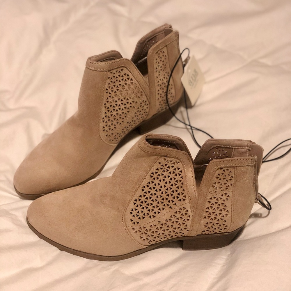 New With Tags a.n.a Women’s Tan Boots Size 8